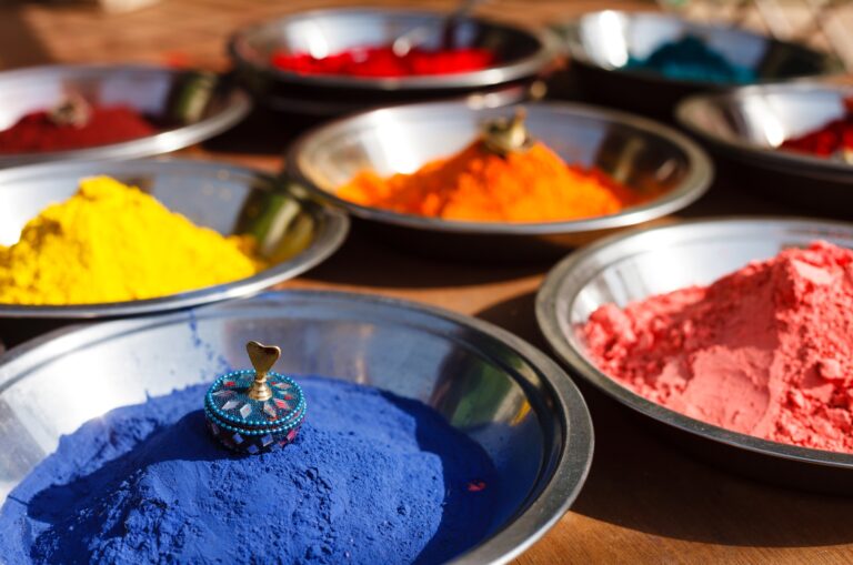 What is the difference between pigments and dyes?